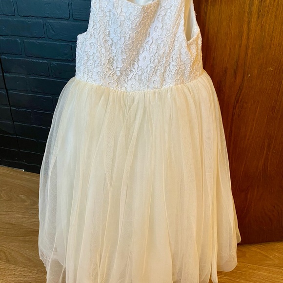 GIRLS FLOWER GIRL DRESS. - Picture 5 of 6